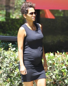 Halle Berry runs some errands with her daughter Nahla in Sherman Oaks, California